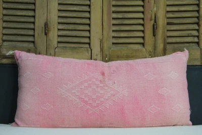 Sabra Kussen uit Marokko roze 100cm x 50cm incl vulling nr. 80213 Kussen heeft vlekje